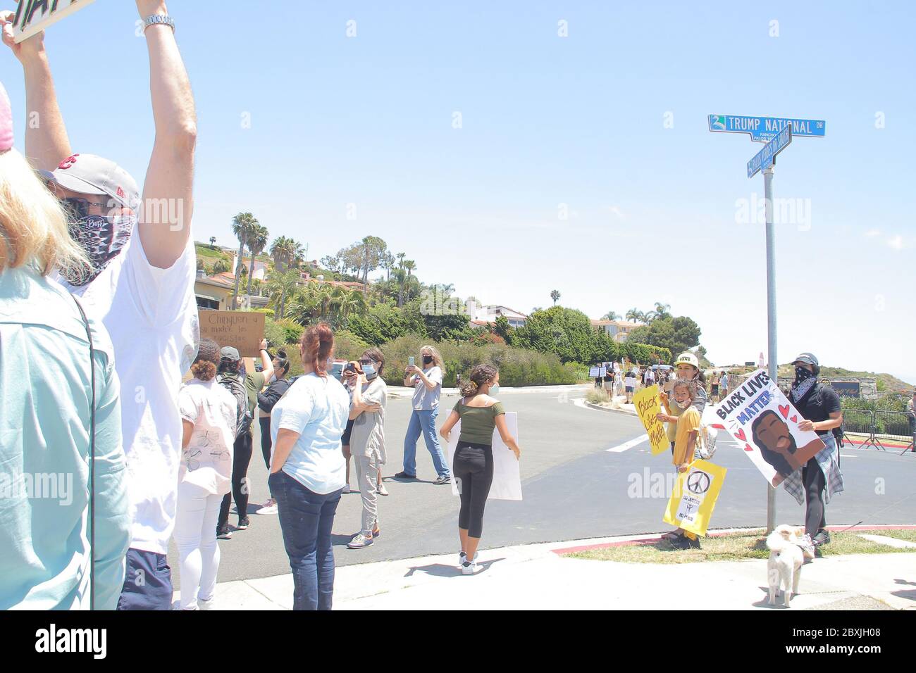 Manifestanti 06/06/2020 manifestanti di fronte al Trump National Golf Club a Rancho Palos Verdes, CA Foto di Izumi Hasegawa/HollywoodNewsWire.net Credit: Hollywood News Wire Inc./Alamy Live News Foto Stock