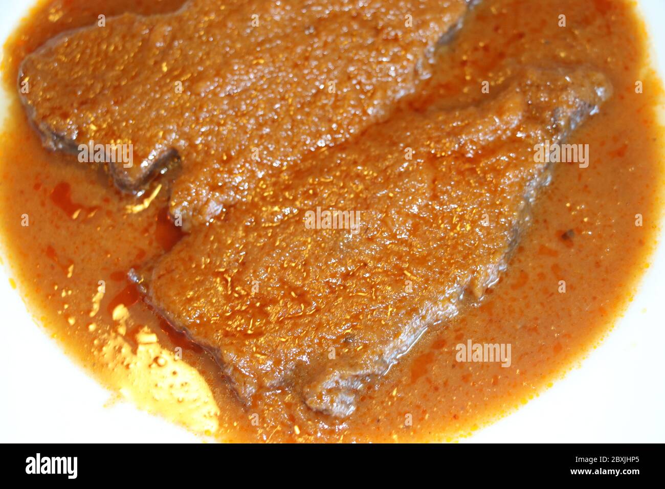 fette di carne brasate nel piatto con salsa Foto Stock