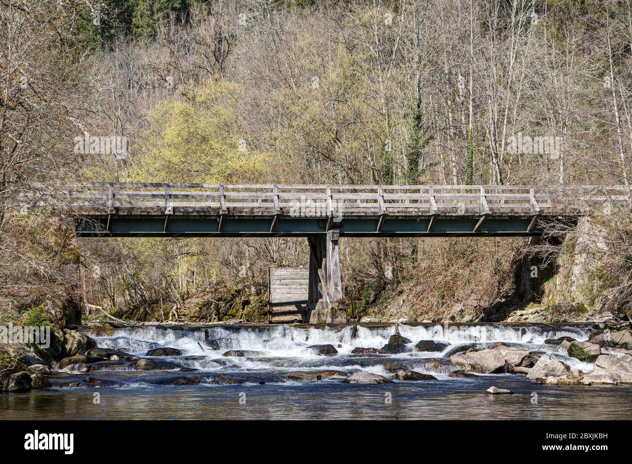 Sotto il ponte, il fiume selvaggio Wutach nella Foresta Nera scorre. Foto Stock