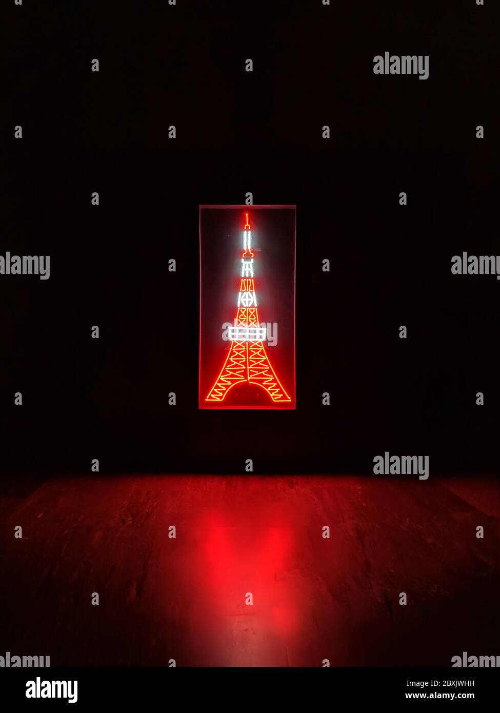 Tokyo - 08 marzo 2019 - Red Neon segno dell'iconica Tokyo Tower a Shadow, Tokyo, Giappone Foto Stock