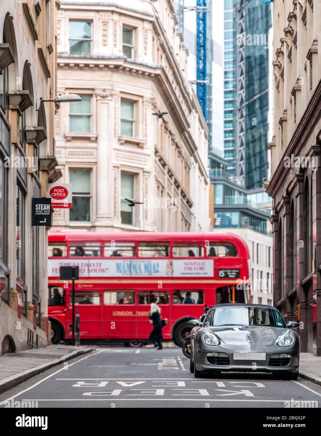Londra - 02 marzo 2019 - Red Bus e Central London Street Scene, Londra UK Foto Stock