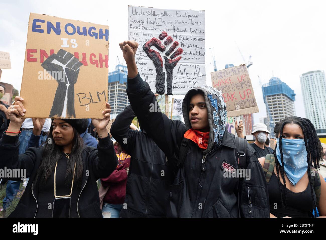 Black Lives contano proteste a Londra, Regno Unito. I manifestanti partecipano a una manifestazione fuori dall'ambasciata degli Stati Uniti organizzata dal gruppo Black Lives Matter per l'americano George Floyd morto mentre è stato arrestato dai poliziotti statunitensi Derek Chauvin. La sua morte ha causato disordini civili in alcune città americane. Foto Stock