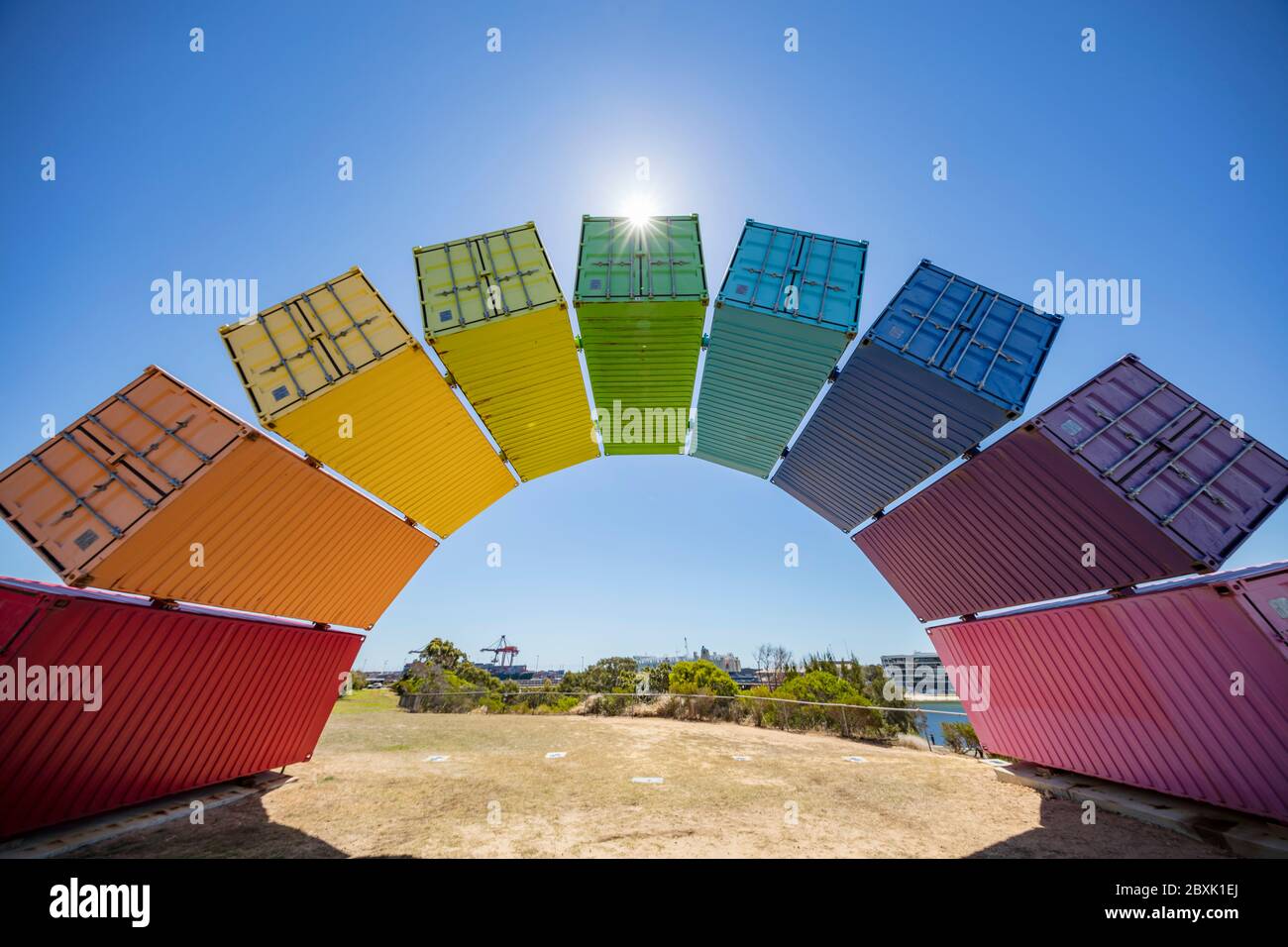 Ampia vista angolare dei contenitori di spedizione colorati a colori arcobaleno a Freemantle, Australia Foto Stock