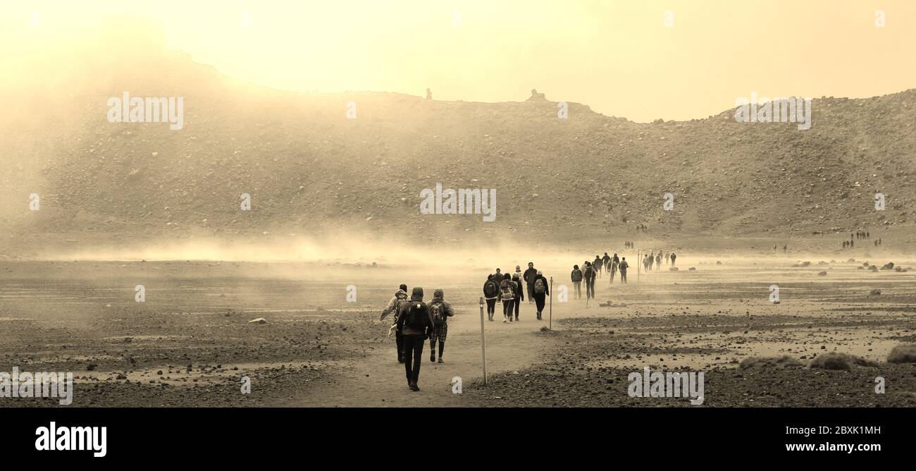 PARCO NAZIONALE DI TONGARIRO, NUOVA ZELANDA - 14. GENNAIO 2014: Esperienza mozzafiato di escursionismo con persone che camminano attraverso il fumo crescente da attività vulcanica Foto Stock