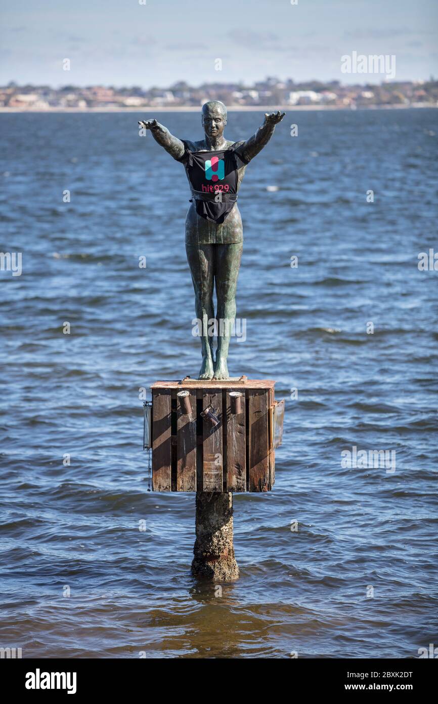 Perth Australia 5 novembre 2019: La scultura Eliza è una scultura in bronzo nel fiume Swan, vicino alla baia di Matilda. Foto Stock