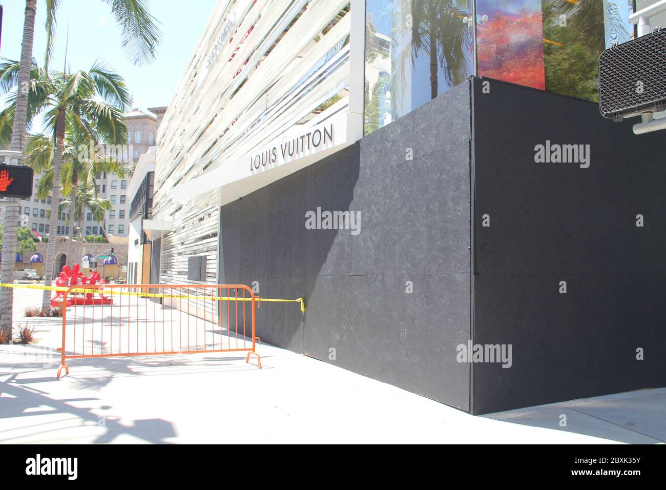 Los Angeles, California, Stati Uniti. 07 giugno 2020. Negozi e hotel sono imbarcati a Beverly Hills 06/06/2020 Negozi e Hotel sono imbarcati a Beverly Hills, CA Foto di Izumi Hasegawa/HollywoodNewsWire.net Credit: Hollywood News Wire Inc./Alamy Live News Credit: Hollywood News Wire Inc./Alamy Live News Foto Stock