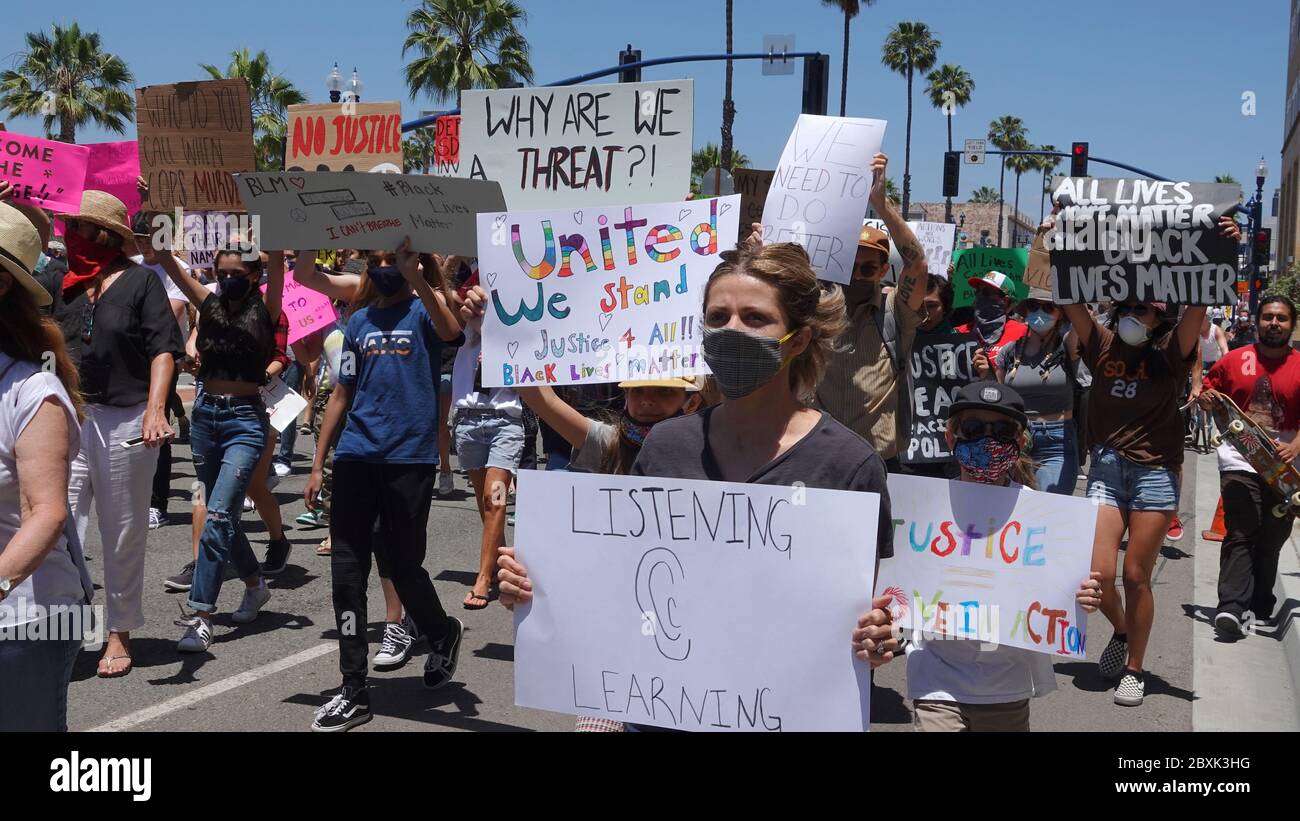 Oceanside, CA / USA - 7 giugno 2020: I manifestanti tengono un segno durante una marcia pacifica di protesta Black Lives Matter nella contea di San Diego. Foto Stock