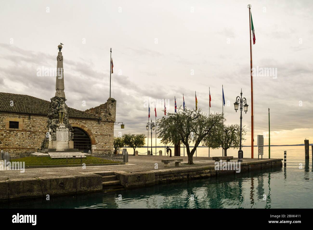Esterno della casa di personalizzazione veneziana medievale (Dogana Veneta, XIV secolo) sulle sponde del Lago di Garda al tramonto, Verona, Veneto, Italia Foto Stock