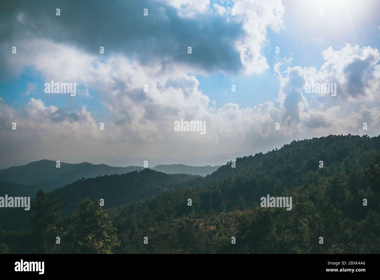 Cipro paesaggio di montagna in nebbia. Bella natura mediterranea. Foto Stock