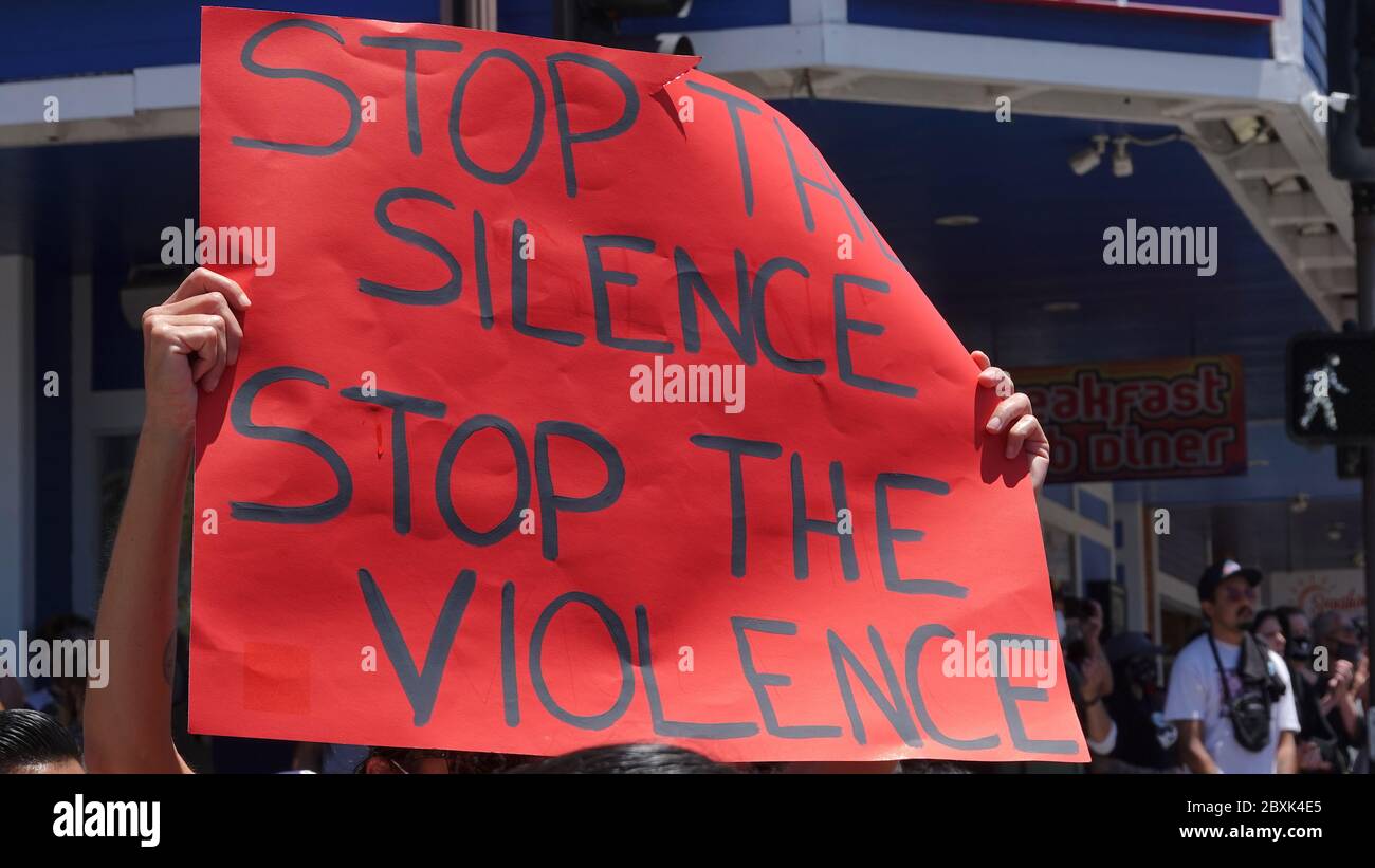 Oceanside, CA / USA - 7 giugno 2020: Primo piano di un cartello con la scritta "Stop the Silence, Stop the violence", tenuto in una marcia di protesta Black Lives Matter Foto Stock