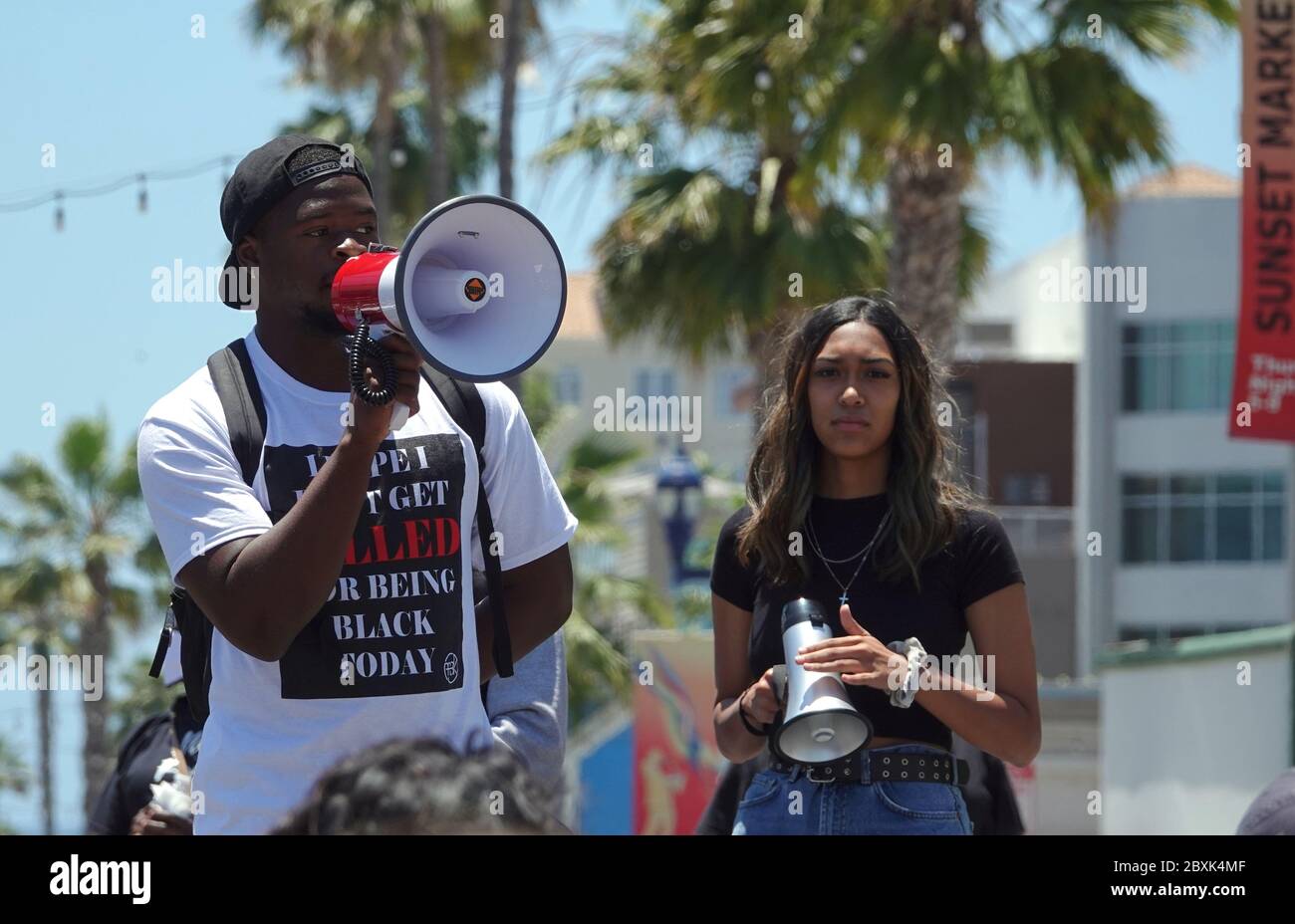 Oceanside, CA / USA - 7 giugno 2020: Gli organizzatori di una marcia pacifica di protesta 'Black Lives Matter' parlano alla folla con il corno. Foto Stock