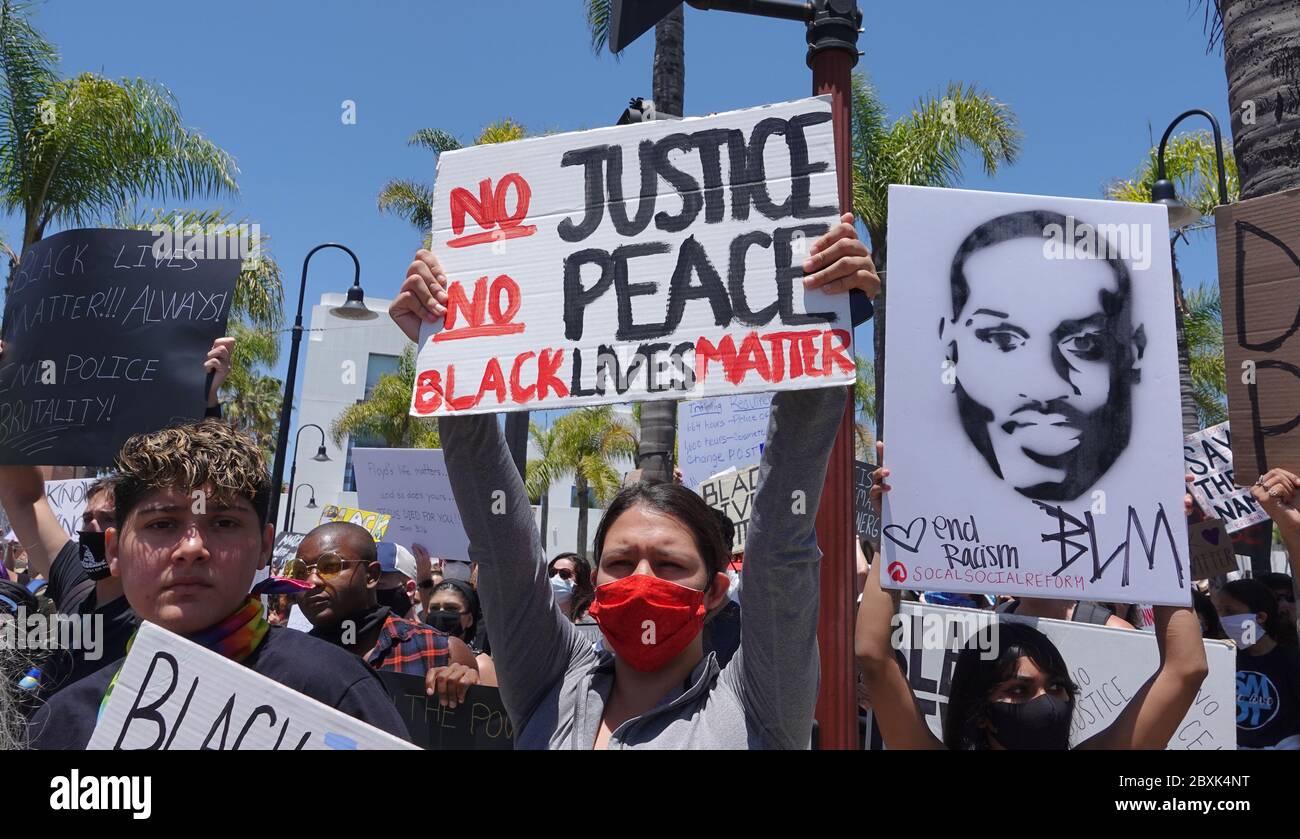Oceanside, CA / USA - 7 giugno 2020: La donna tiene un segno che legge 'No Justice, No Peace' durante la marcia Black Lives Matter protesta Foto Stock