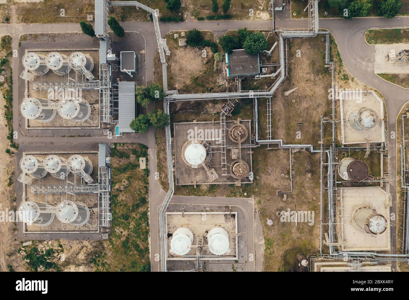 Serbatoi chimici stoccaggio in fabbrica industriale petrolchimica, vista aerea dall'alto dal drone. Foto Stock