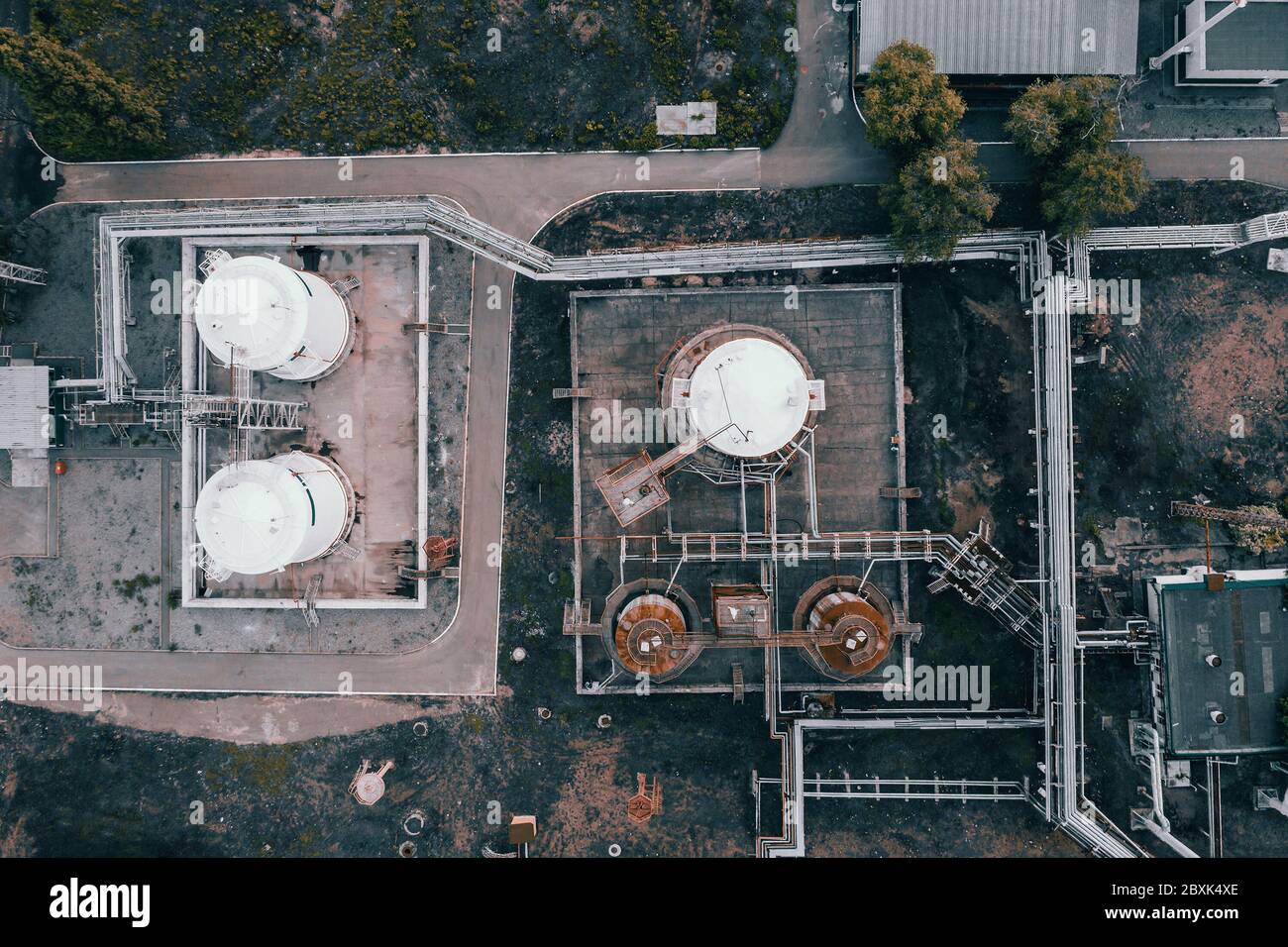 Serbatoi chimici stoccaggio in fabbrica industriale petrolchimica, vista aerea dall'alto dal drone. Foto Stock