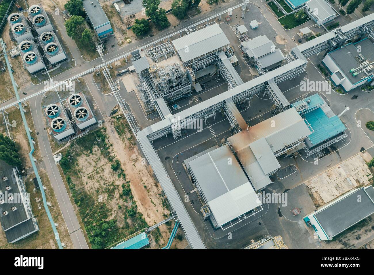 Fabbrica petrolchimica industriale con pietrine in acciaio, attrezzature speciali per edifici in metallo, vista aerea dal drone. Foto Stock