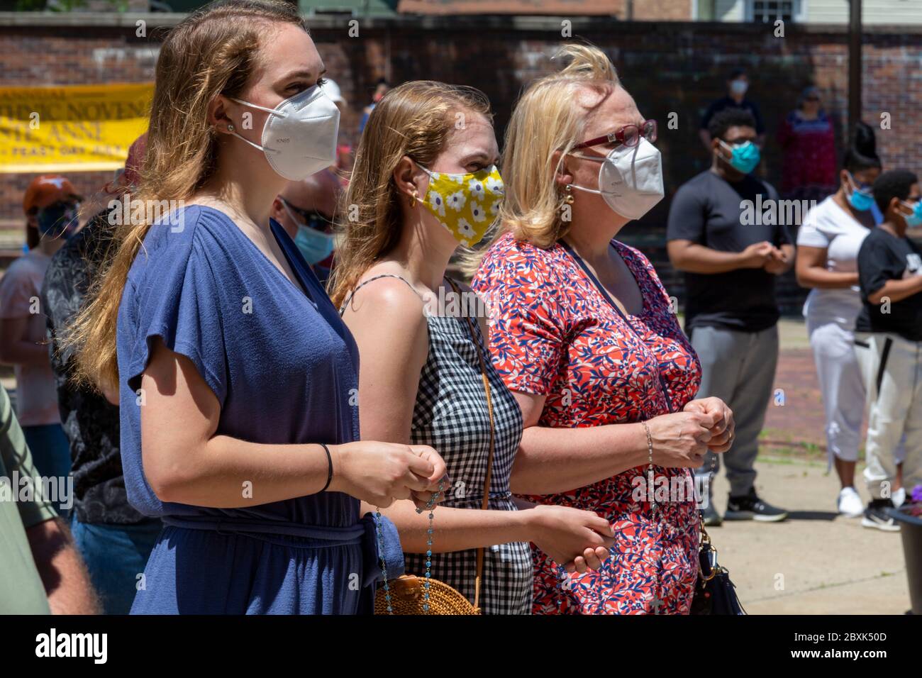 Detroit, Michigan, Stati Uniti. 7 Giugno 2020. Allen Vigneron, Arcivescovo cattolico di Detroit, ha guidato un rosario per la giustizia razziale fuori da Ste. Basilica di Anna. L'evento è arrivato dopo due settimane di proteste per l'uccisione della polizia di George Floyd a Minneapolis. Ai parrocchiani che hanno partecipato è stato chiesto di praticare il divaricamento sociale e indossare maschere a causa della pandemia del coronavirus. Credit: Jim West/Alamy Live News Foto Stock