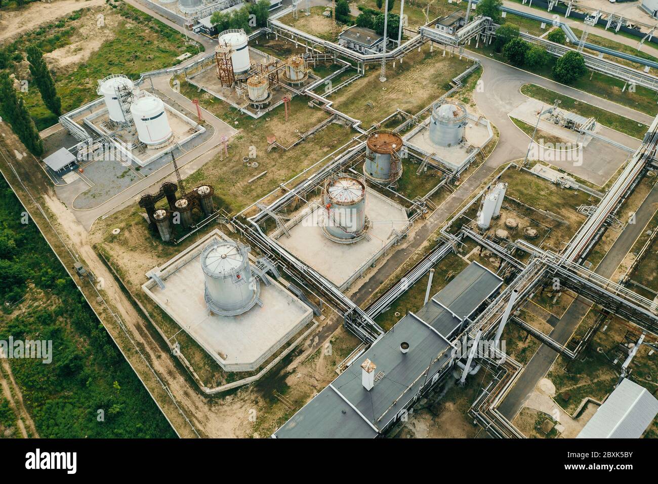 Vista aerea dei grandi serbatoi di combustibile in acciaio nella zona industriale, fabbrica di raffineria di petrolio. Foto Stock