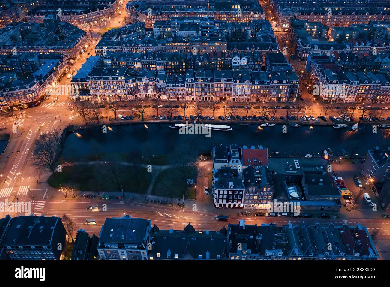 Vista aerea della città di Amsterdam di notte, i Paesi Bassi, vista dal drone. Foto Stock