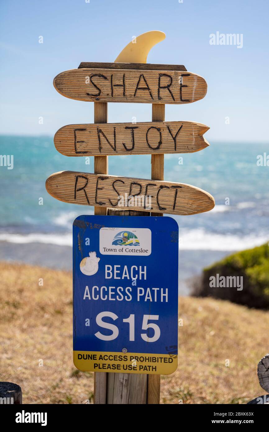 Freemantle Australia 5 novembre 2019: Condividete, godetevi, il segno di rispetto all'ingresso della spiaggia di Cottesloe a Perth, Australia Occidentale Foto Stock