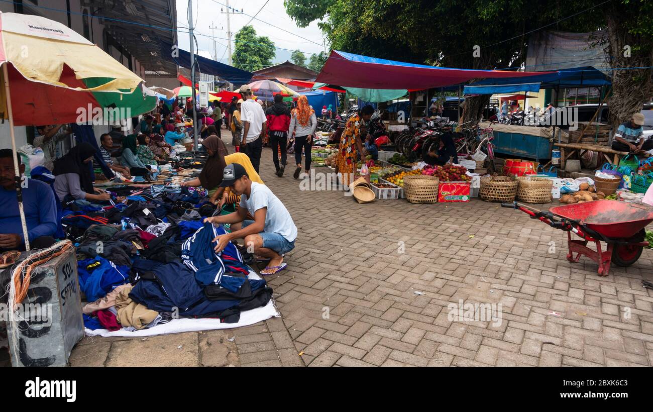 Ponorogo, Jawa Timur, Indonesia- 01/02/2020: Persone che transagiscono in mercati tradizionali con una varietà di merci. Prodotti locali e impor Foto Stock