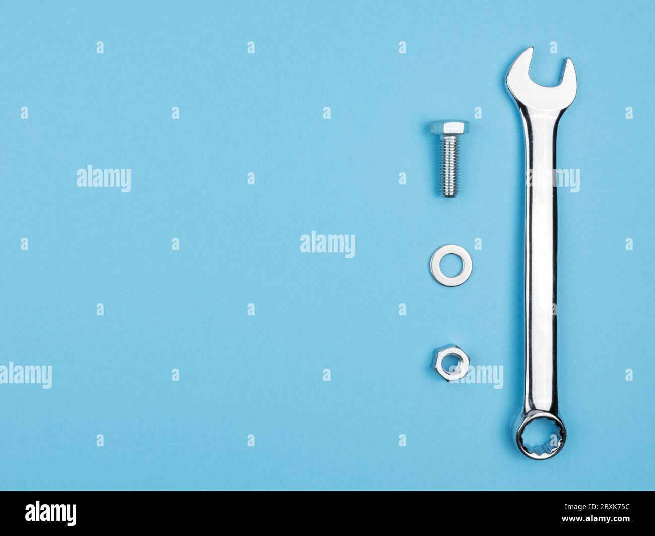 Meccanico dello strumento su sfondo blu. Foto Stock