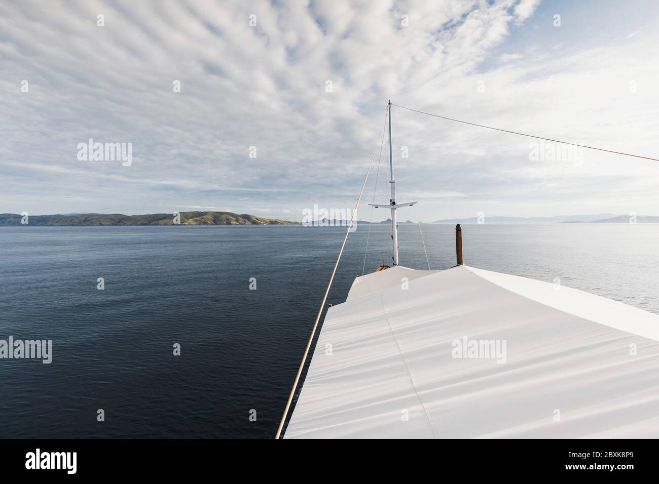 Vista da yacht bianco di lusso in mare. Cielo blu, luce diurna. Sfondo di viaggio e crociera con posto vuoto. Foto Stock