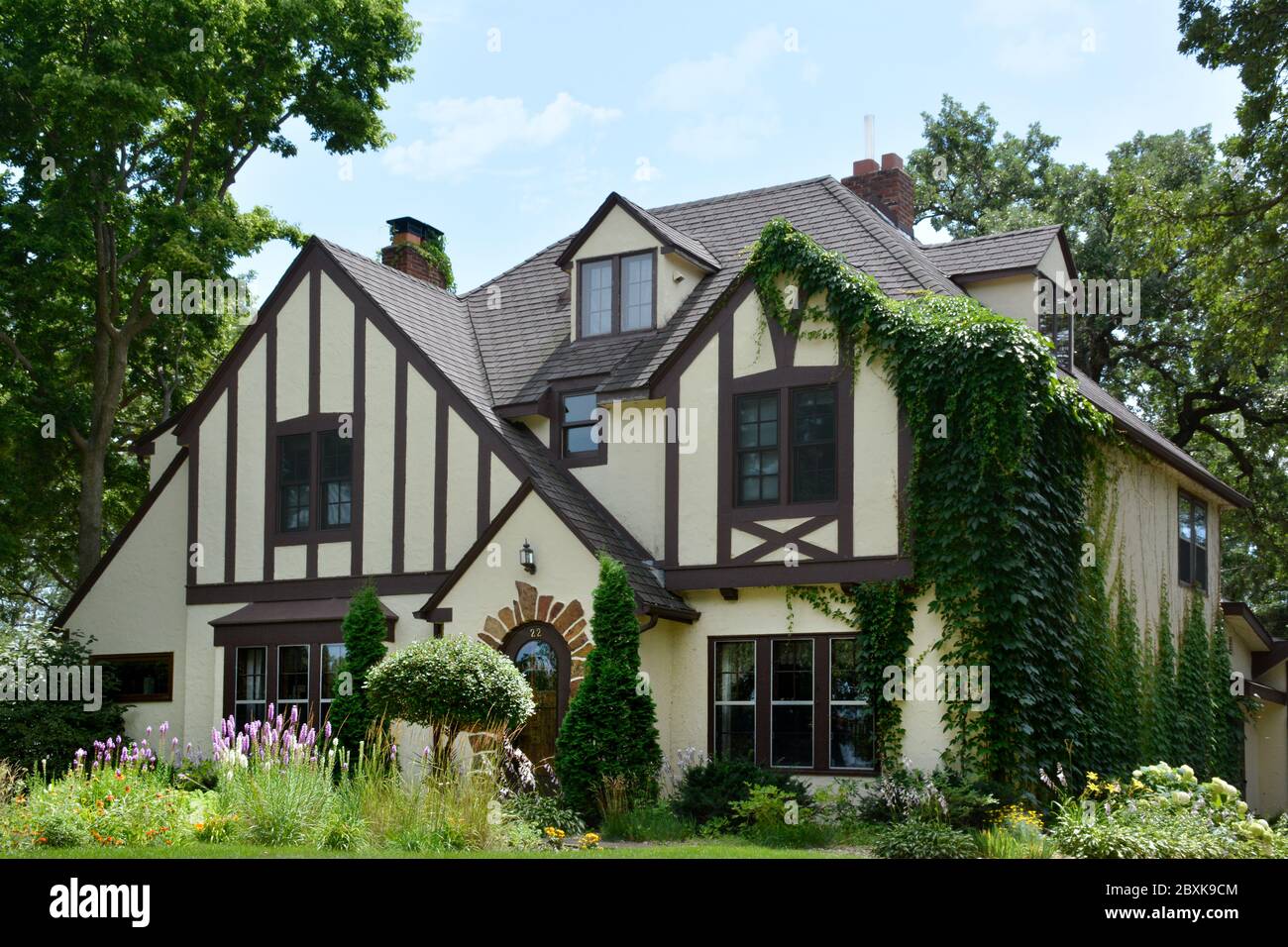 Una casa Tudoresque con elementi in legno e un impressionante giardino fascino tranquillo in piccola città America nel Midwest, a St. Cloud, MN, Stati Uniti Foto Stock