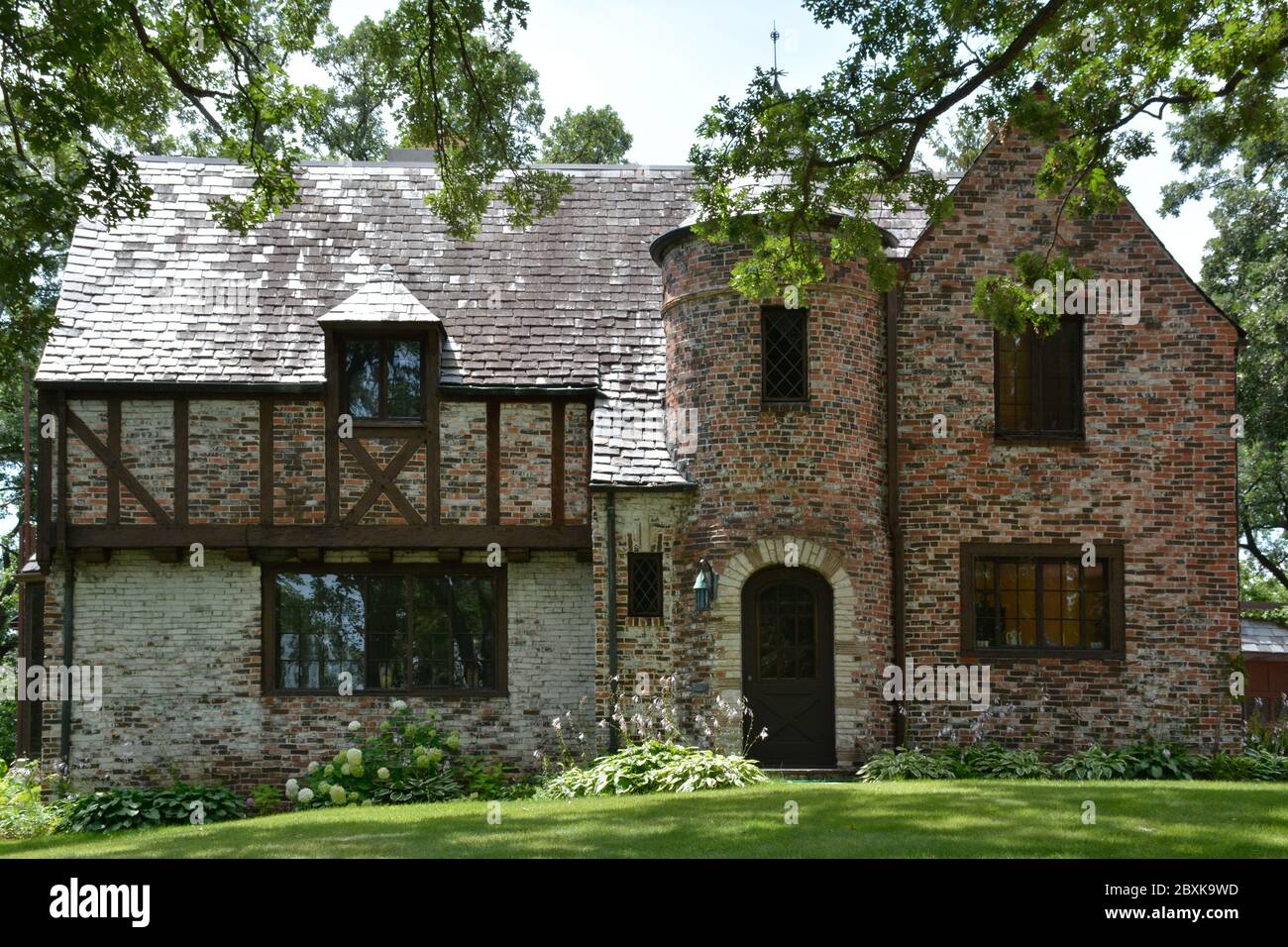 Una splendida residenza in mattoni in stile turdoresco con elementi francesi normanni nello storico quartiere di Southside di St. Cloud, Minnesota, USA Foto Stock