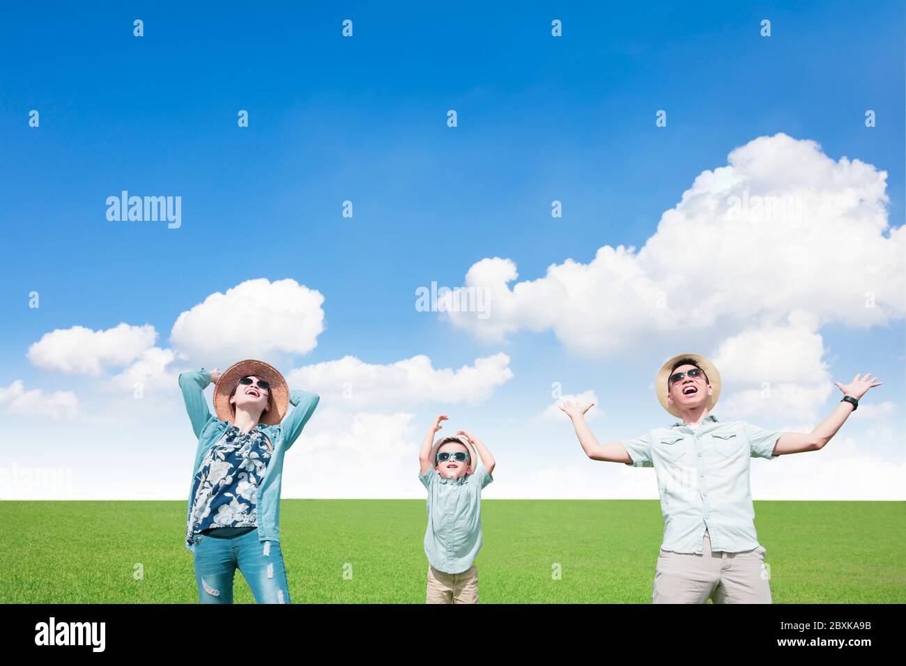 buona famiglia che si trova sull'erba e godersi la vacanza estiva Foto Stock