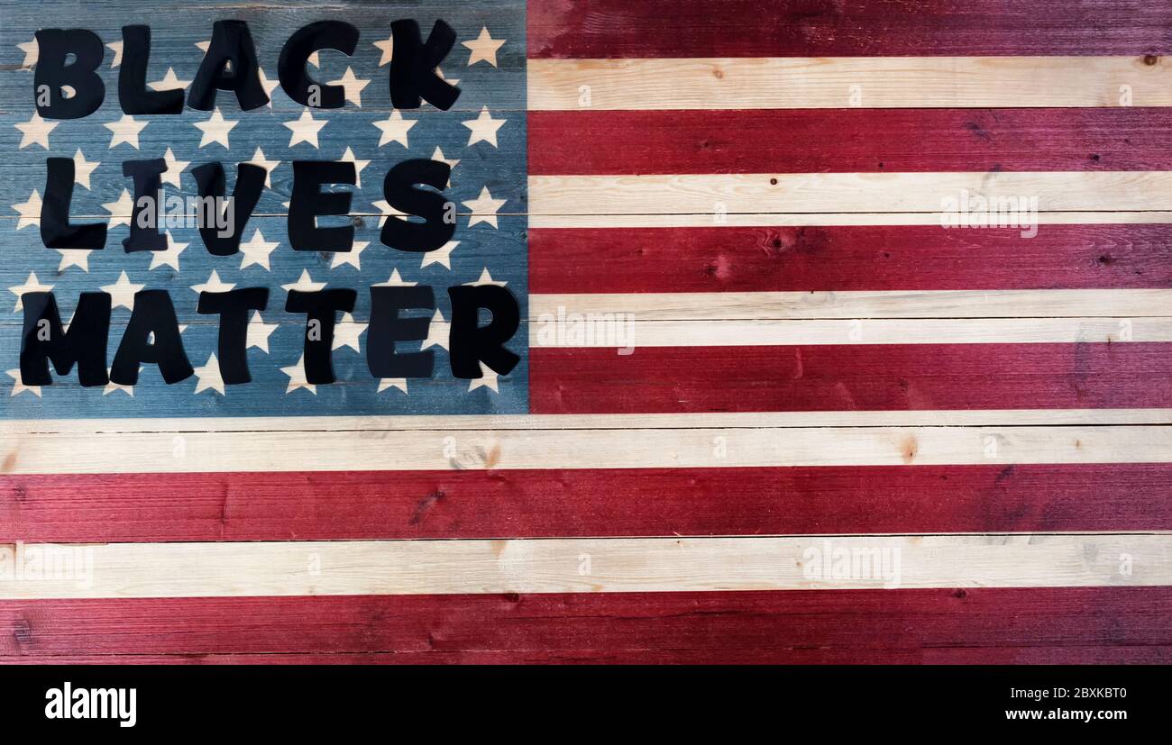Black Lives Matter testo sulla bandiera di legno d'epoca degli Stati Uniti Foto Stock