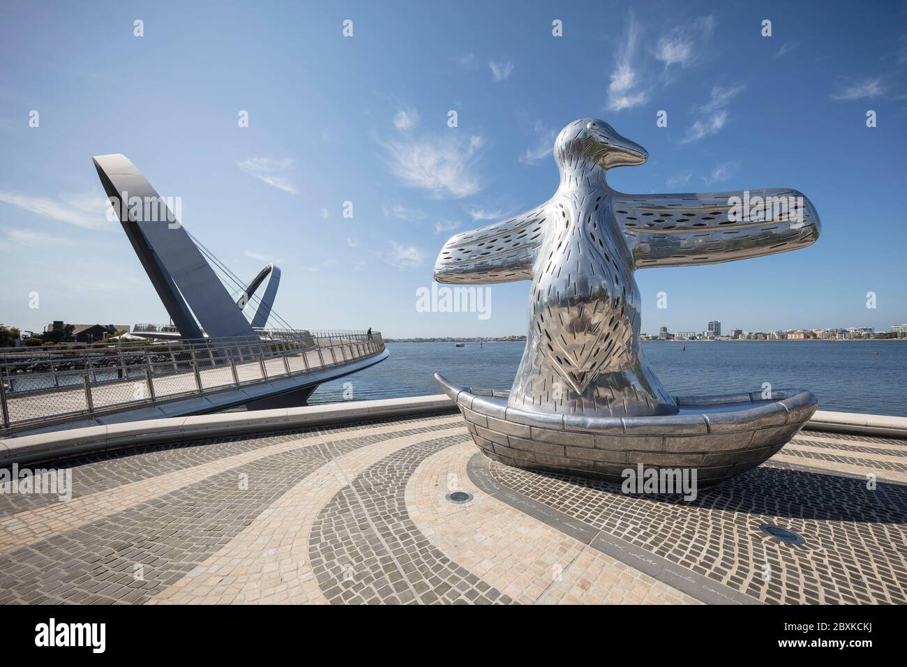 Perth Australia 5 novembre 2019: Scultura nominata primo contatto dall'artista indigeno Laurel Nanup, situato sul molo Elizabeth a Perth, Australia Foto Stock