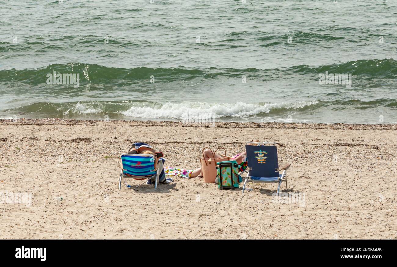 Due persone sulla spiaggia, Hay Beach, Shelter Island, NY Foto Stock