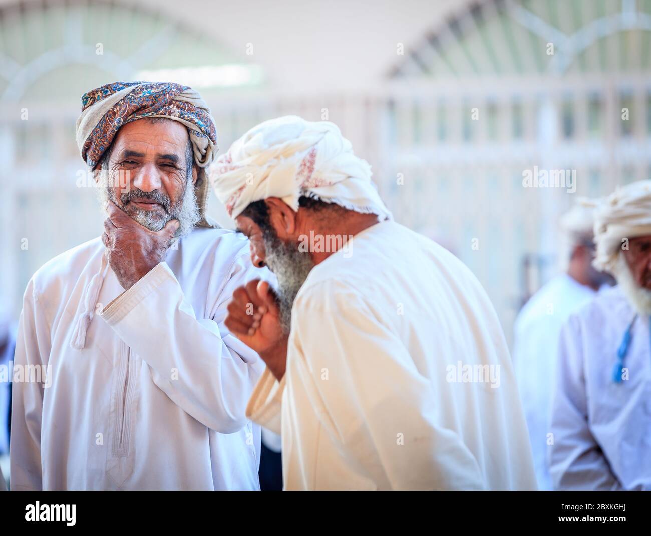 Nizwa, Oman, 2 dicembre 2016: Gli uomini locali che acquistano al mercato della capra di venerdì a Nizwa, Oman Foto Stock
