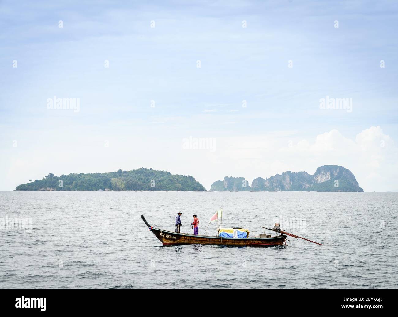 Krabi, Thailandia, 9 novembre 2017: Peschereccio tailandese a coda lunga nel Mare delle Andamane con isole all'orizzonte Foto Stock