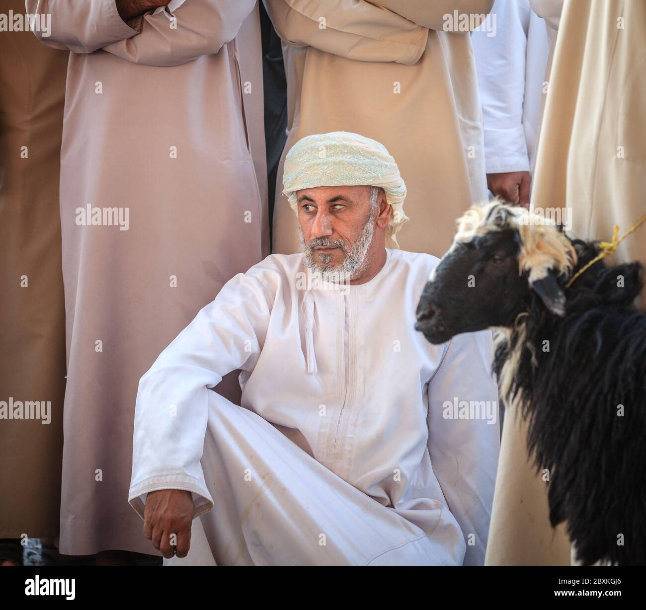 Nizwa, Oman, 2 dicembre 2016: Acquirenti al mercato della capra del venerdì a Nizwa, Oman Foto Stock