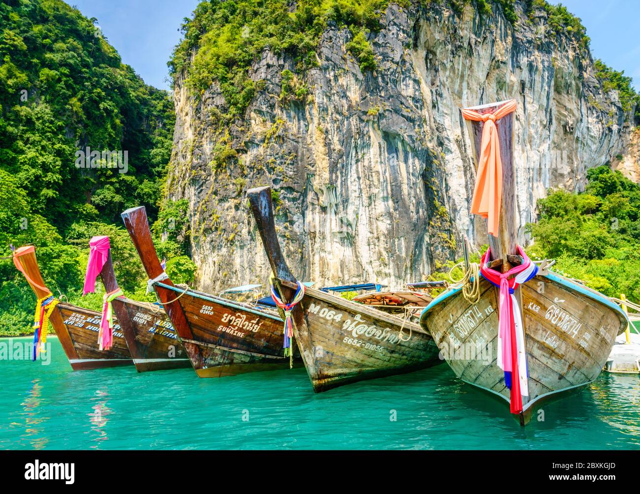 Krabi, Thailandia, 7 novembre 2017: Barche a motore tradizionali tailandesi su un'isola nel Mare delle Andamane a Krabi, Thailandia Foto Stock