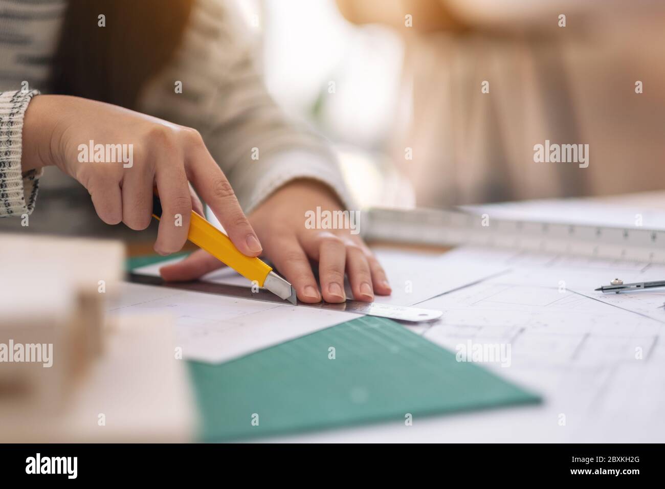 Un architetto di lavoro e il taglio di documenti di office Foto Stock
