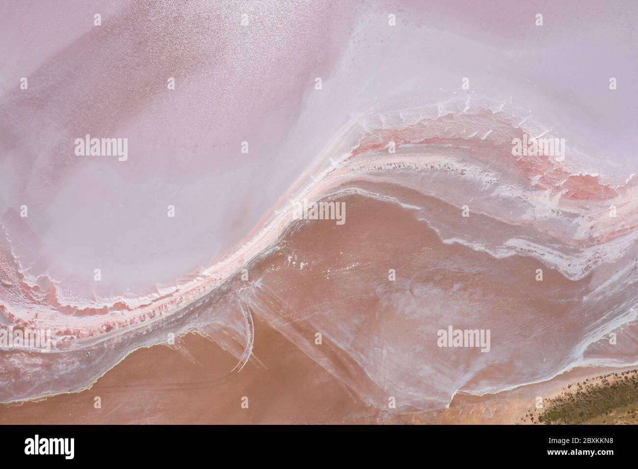 Vista aerea del lago di Bumbunga, un lago salato rosa naturale accanto alla cittadina di Lochiel in Australia Meridionale Foto Stock