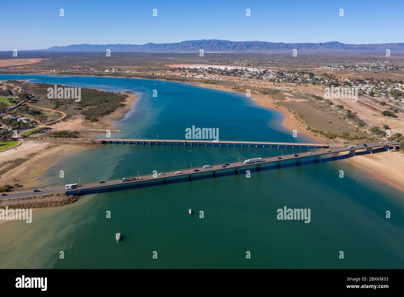 Vista aerea dei due ponti che offrono servizi per il traffico di veicoli e pedoni a Port Augusta, in Australia Meridionale Foto Stock