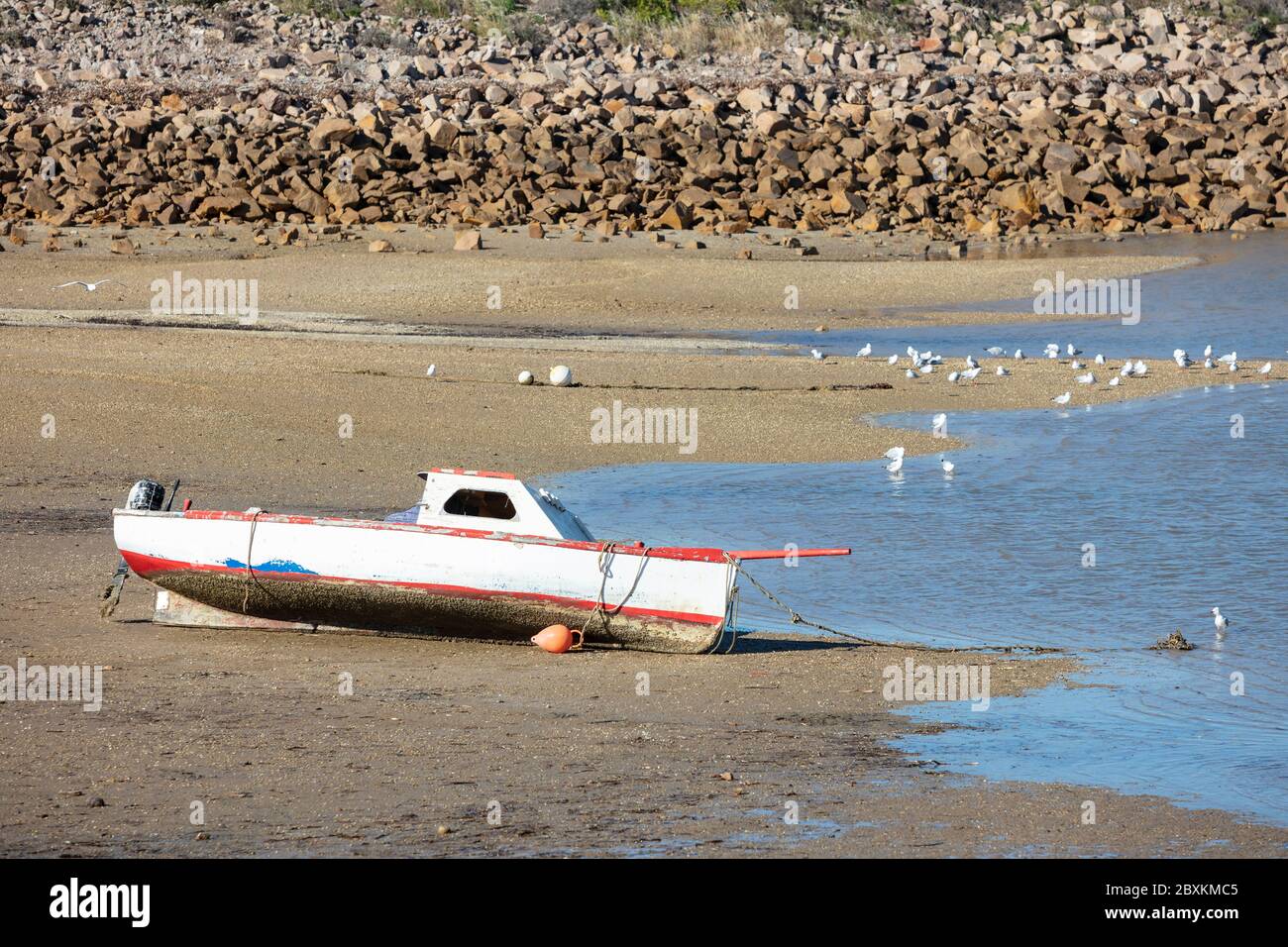 Piccola barca da pesca rossa ormeggiata a Port Augusta, Australia del Sud Foto Stock