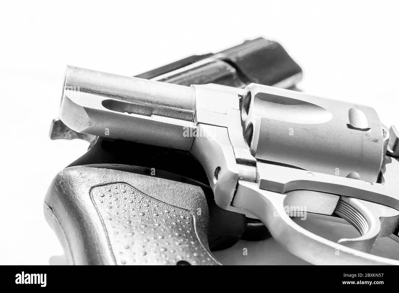 Due pistole, una in acciaio inox 357 e una speciale revolver nera 38 su sfondo bianco Foto Stock