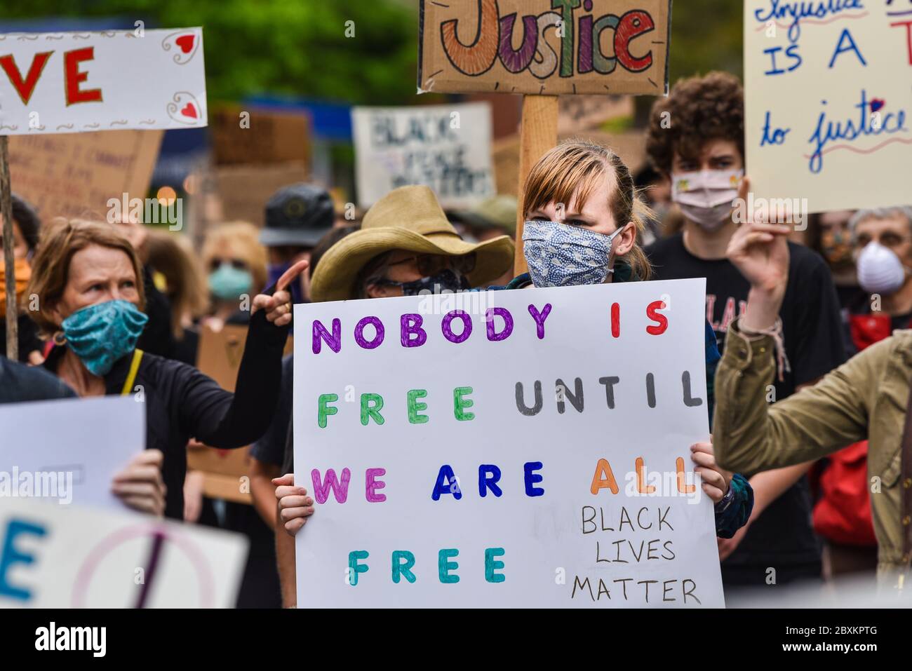 Protesta contro la polizia che uccide persone di colore negli Stati Uniti (Black Lives Matter), Vermont state House e le strade circostanti, Montpelier, VT, USA. Foto Stock