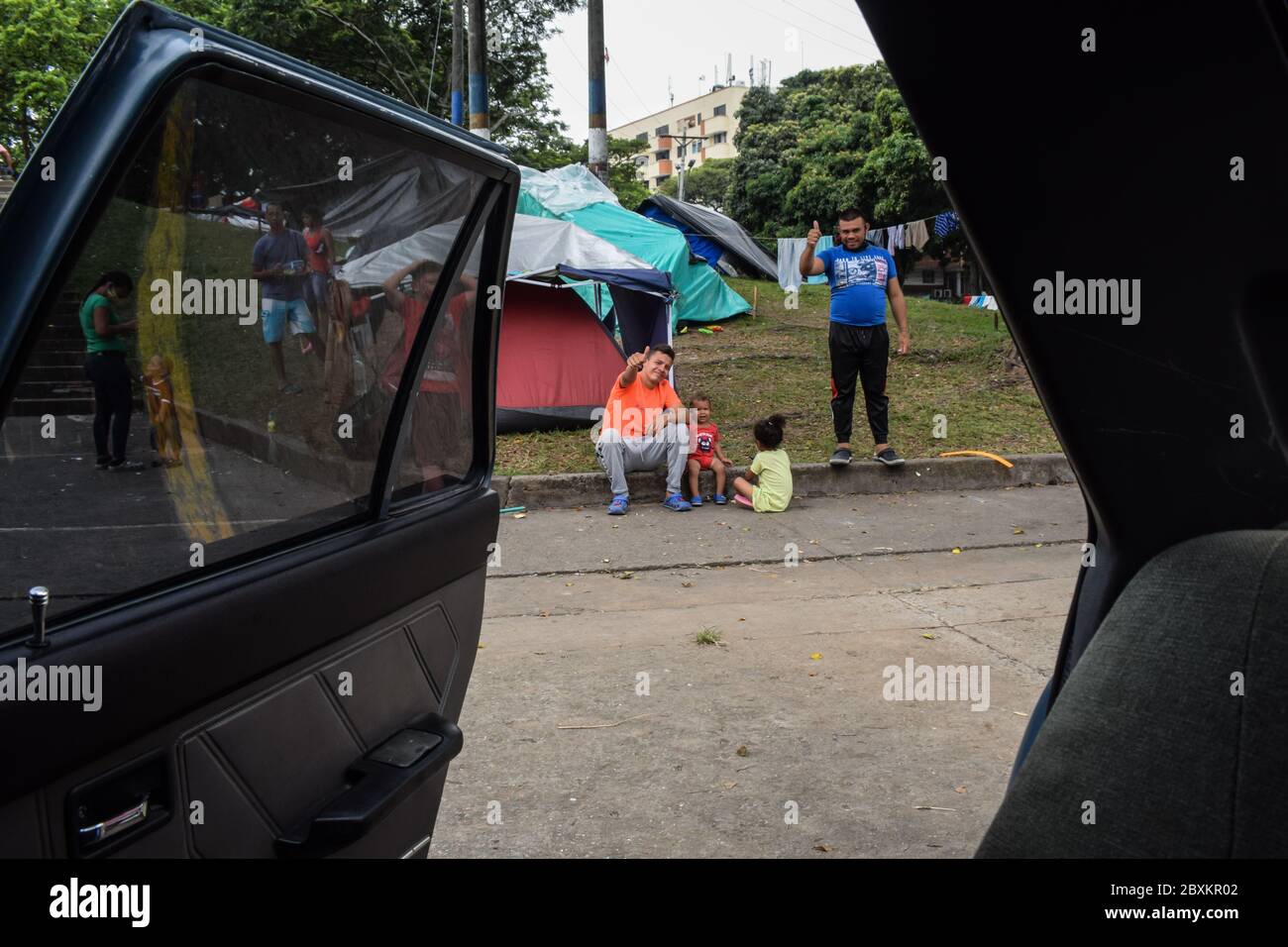 Membri della fondazione Jesús Pescador de Hombres che fornisce aiuti alimentari ai venezuelani bloccati a Cali. L'organizzazione prepara e distribuisce centinaia Foto Stock