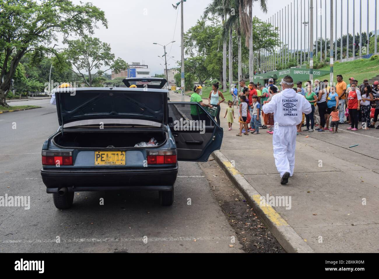 Membri della fondazione Jesús Pescador de Hombres che fornisce aiuti alimentari ai venezuelani bloccati a Cali. L'organizzazione prepara e distribuisce centinaia Foto Stock