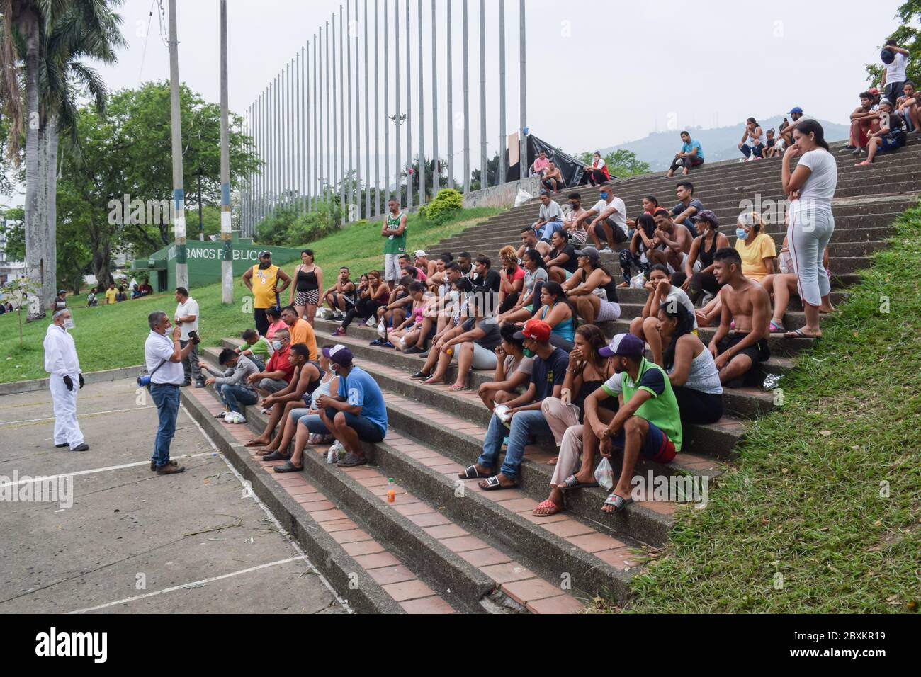 Membri della fondazione Jesús Pescador de Hombres che fornisce aiuti alimentari ai venezuelani bloccati a Cali. L'organizzazione prepara e distribuisce centinaia Foto Stock