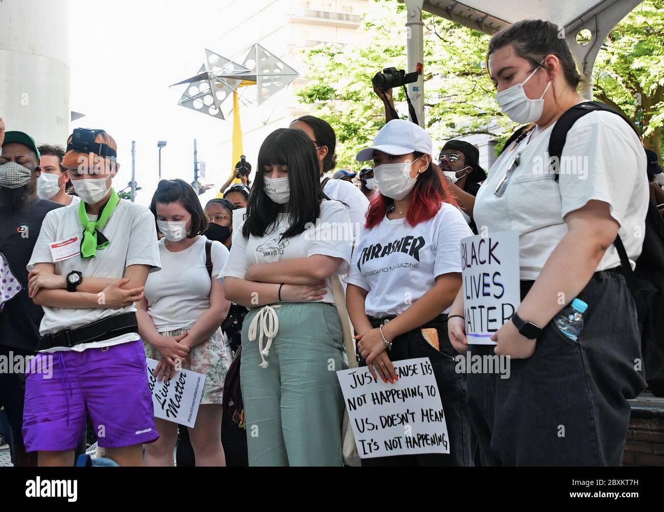 I partecipanti hanno tacito la preghiera durante un raduno per il movimento Black Lives Matter a Osaka, Giappone, il 7 giugno 2020. Le bandiere ANTIFA non sono state viste in marzo. Credit: Notizie dal vivo AFLO/Alamy Foto Stock