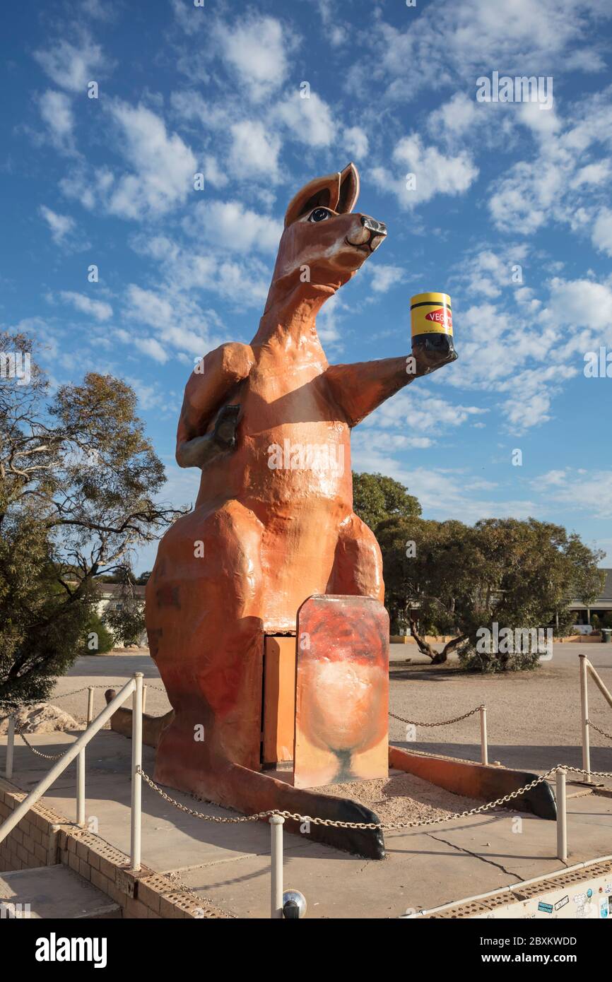 SA WA frontiera che attraversa l'Australia del Sud 14 settembre 2019 : scultura di due icone australiane, un canguro rosso che tiene un vaso di Vegemite sparso al Foto Stock