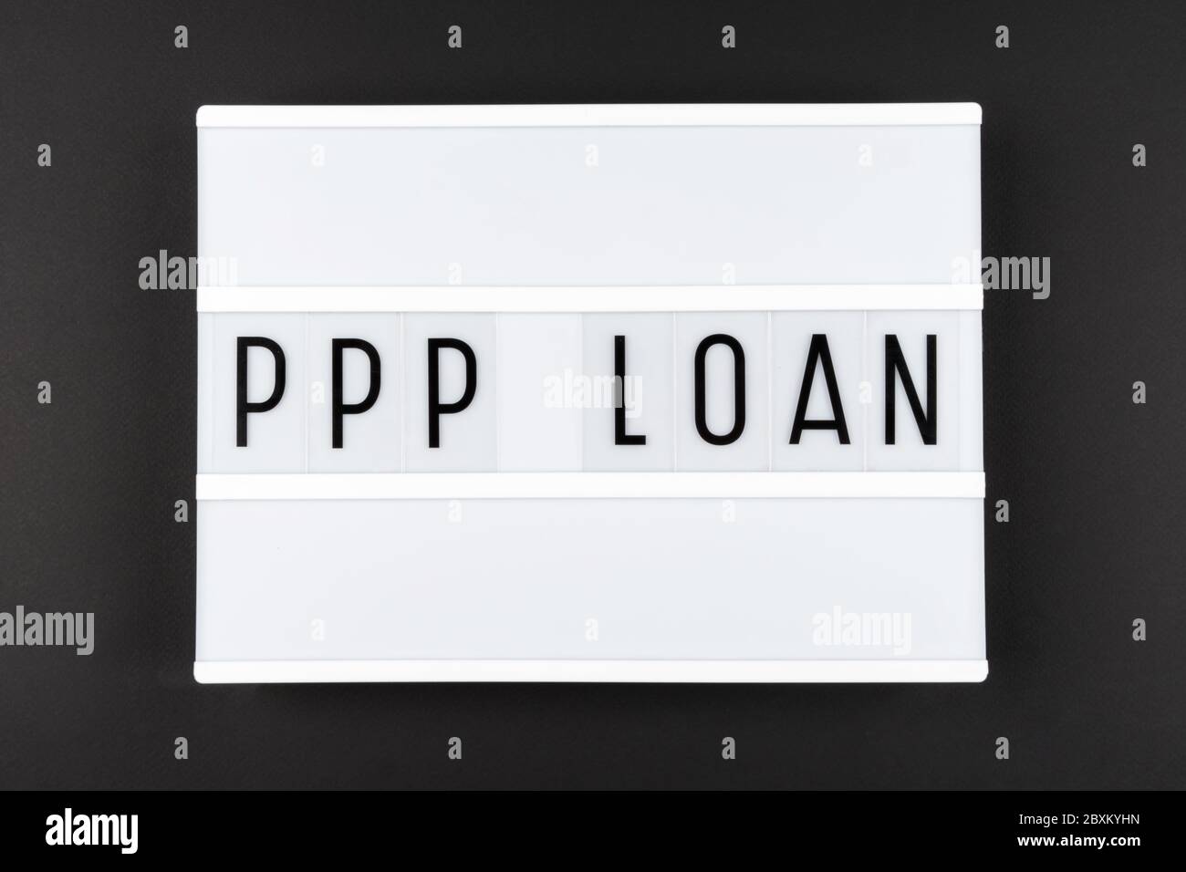 Light box con testo IN PRESTITO PPP su sfondo nero. Banner per banche e organizzazioni finanziarie. Foto Stock