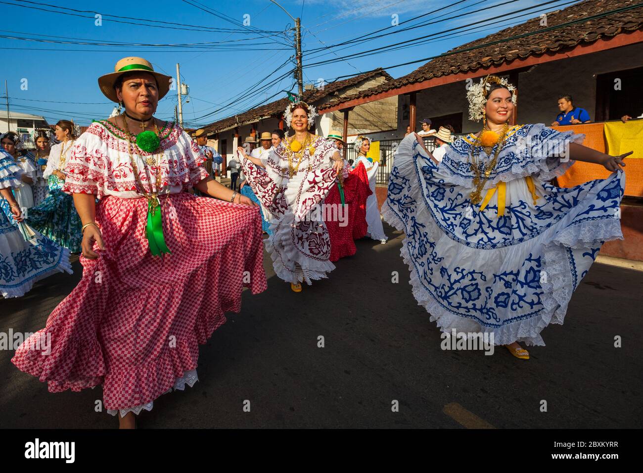 Donne in polline durante l'evento annuale 'El desfile de las mil polleras' (migliaia di polline) a Las Tablas, provincia di Los Santos, Repubblica di Panama. Foto Stock
