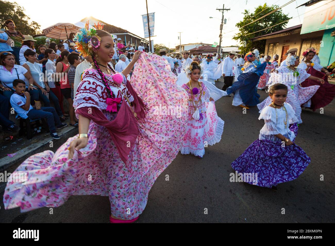 Donne in polline durante l'evento annuale 'El desfile de las mil polleras' (migliaia di polline) a Las Tablas, provincia di Los Santos, Repubblica di Panama. Foto Stock